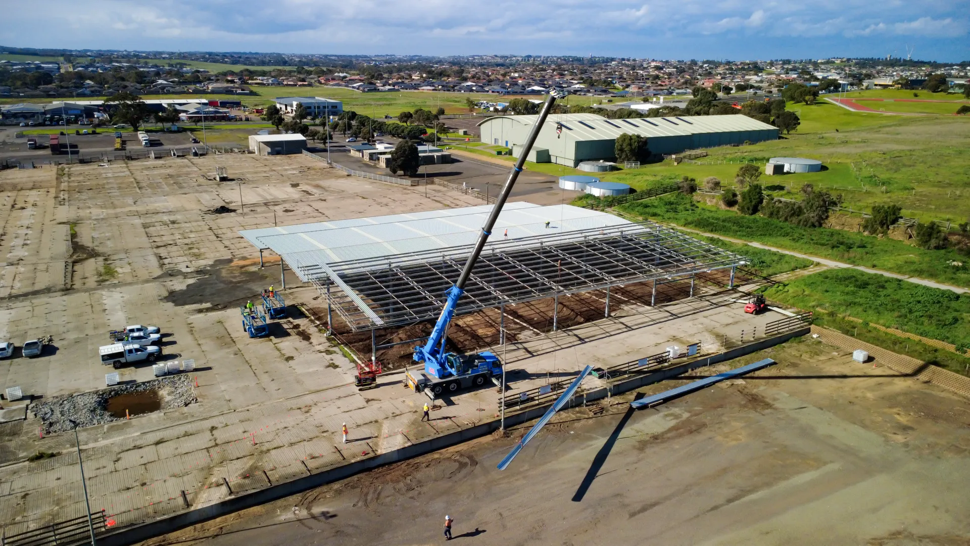 Saleyards roof structure being dismantled