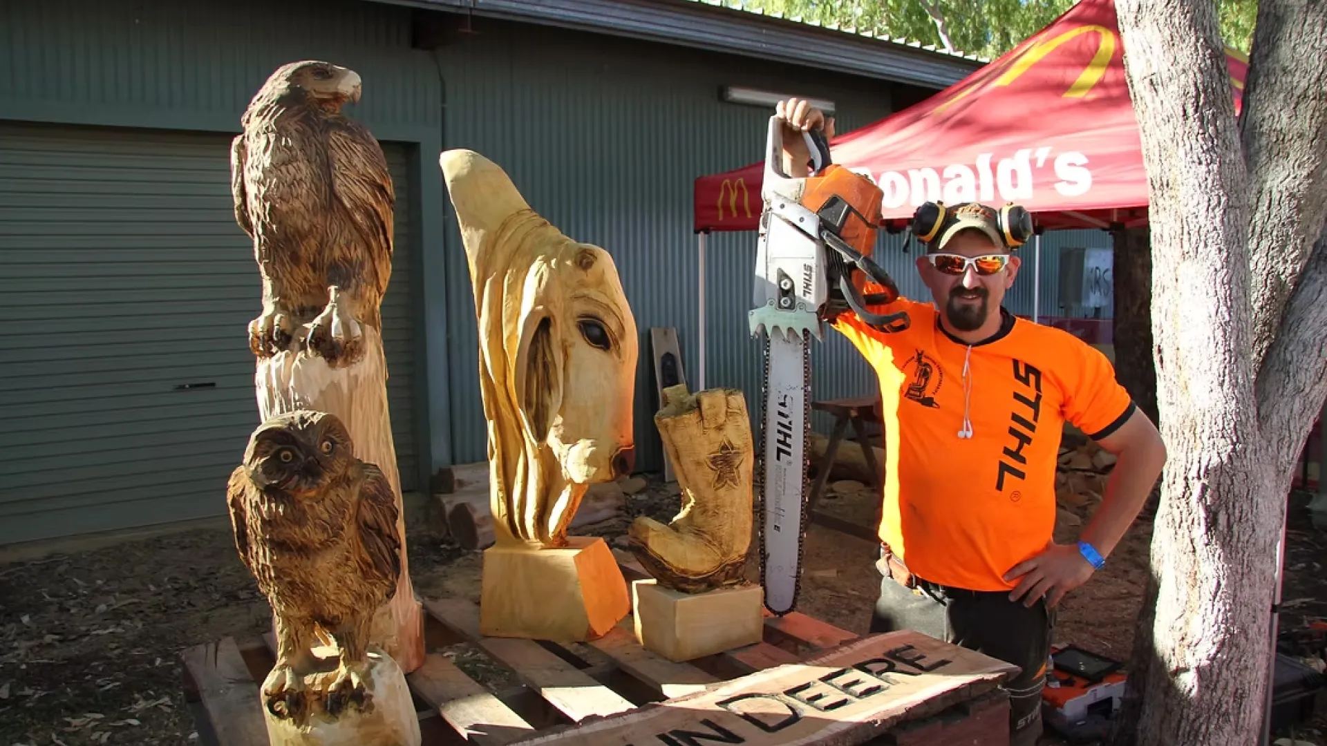 Chainsaw carver Rob Bast