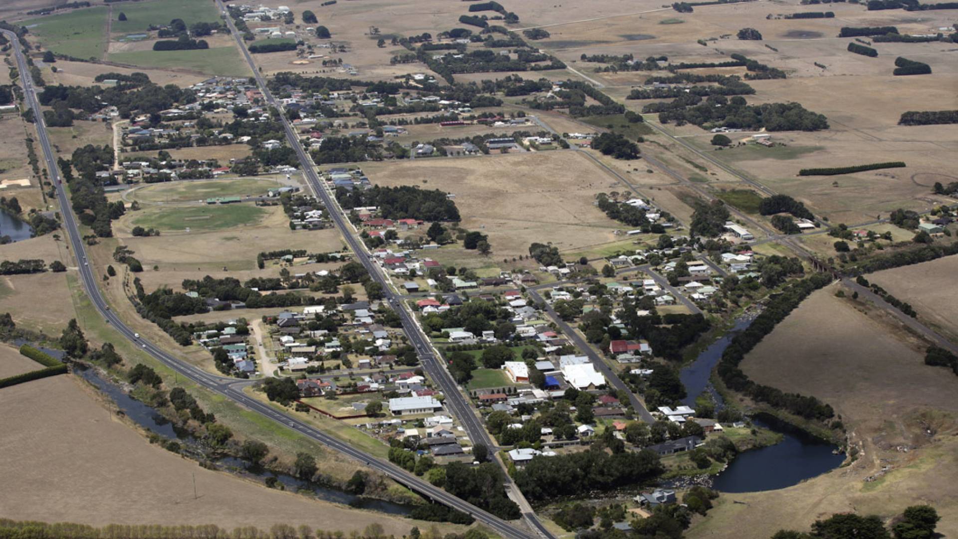 Looking east past Allansford.