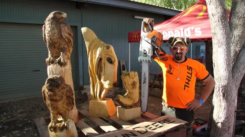 Chainsaw carver Rob Bast