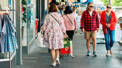 Busy scene along Liebig Street, Warrnambool December 2022.