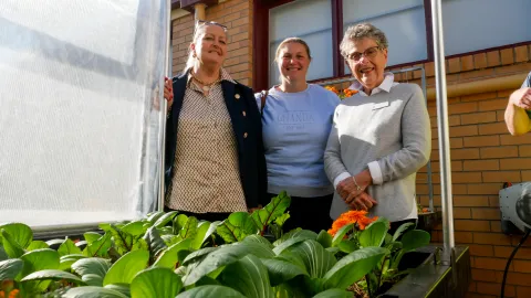 Marina Clements and Tegan McDonald from Pearson's Nursery with Deputy Mayor Cr Vicki Jellie.