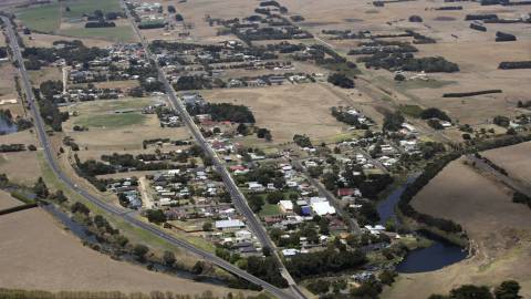 Looking east past Allansford.